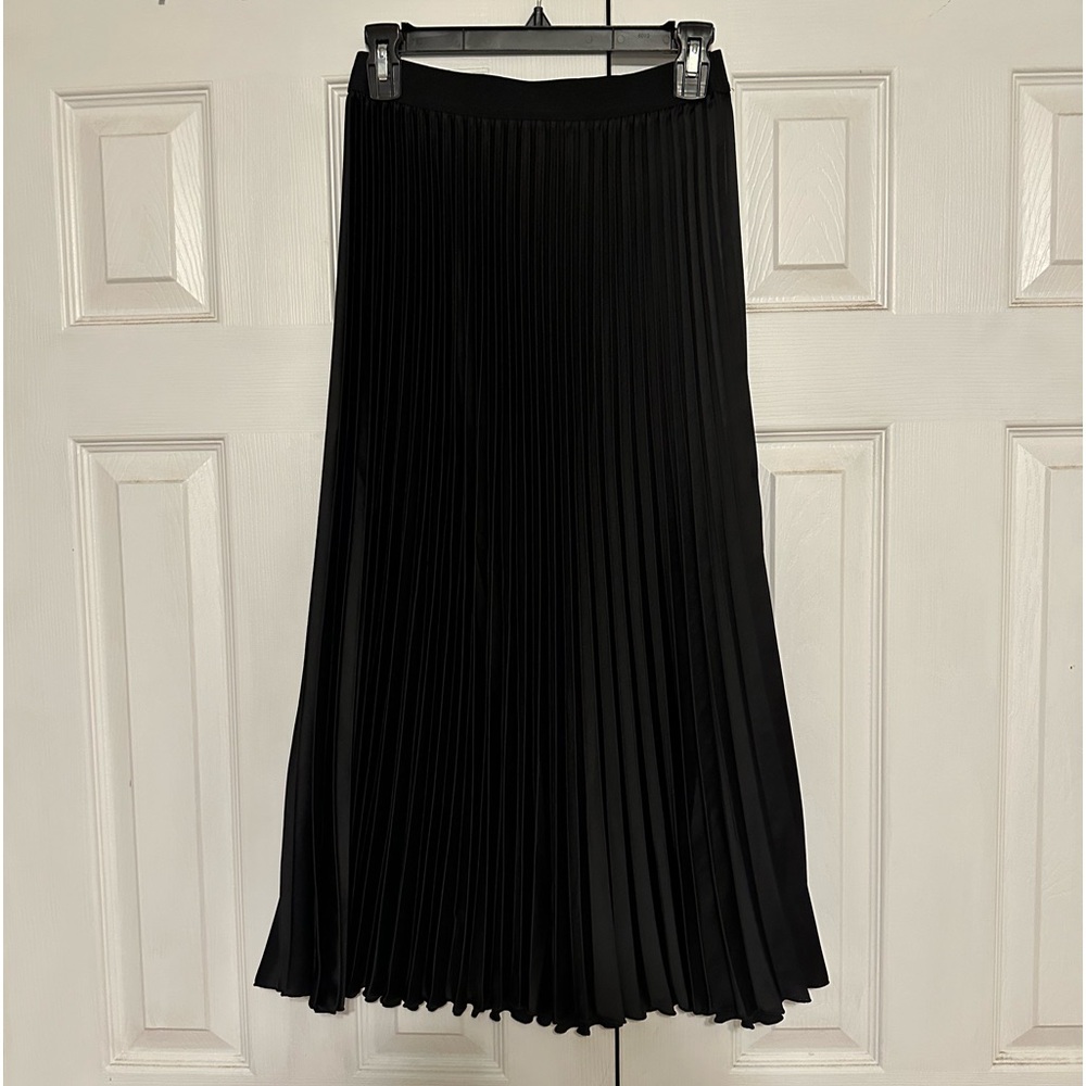 H&M pleated black midi skirt